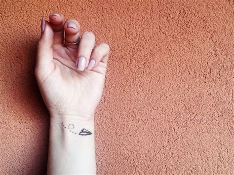 tatuaggi uomo piccoli significativi|Tatuaggi piccoli: 300 immagini e idee per donna e。